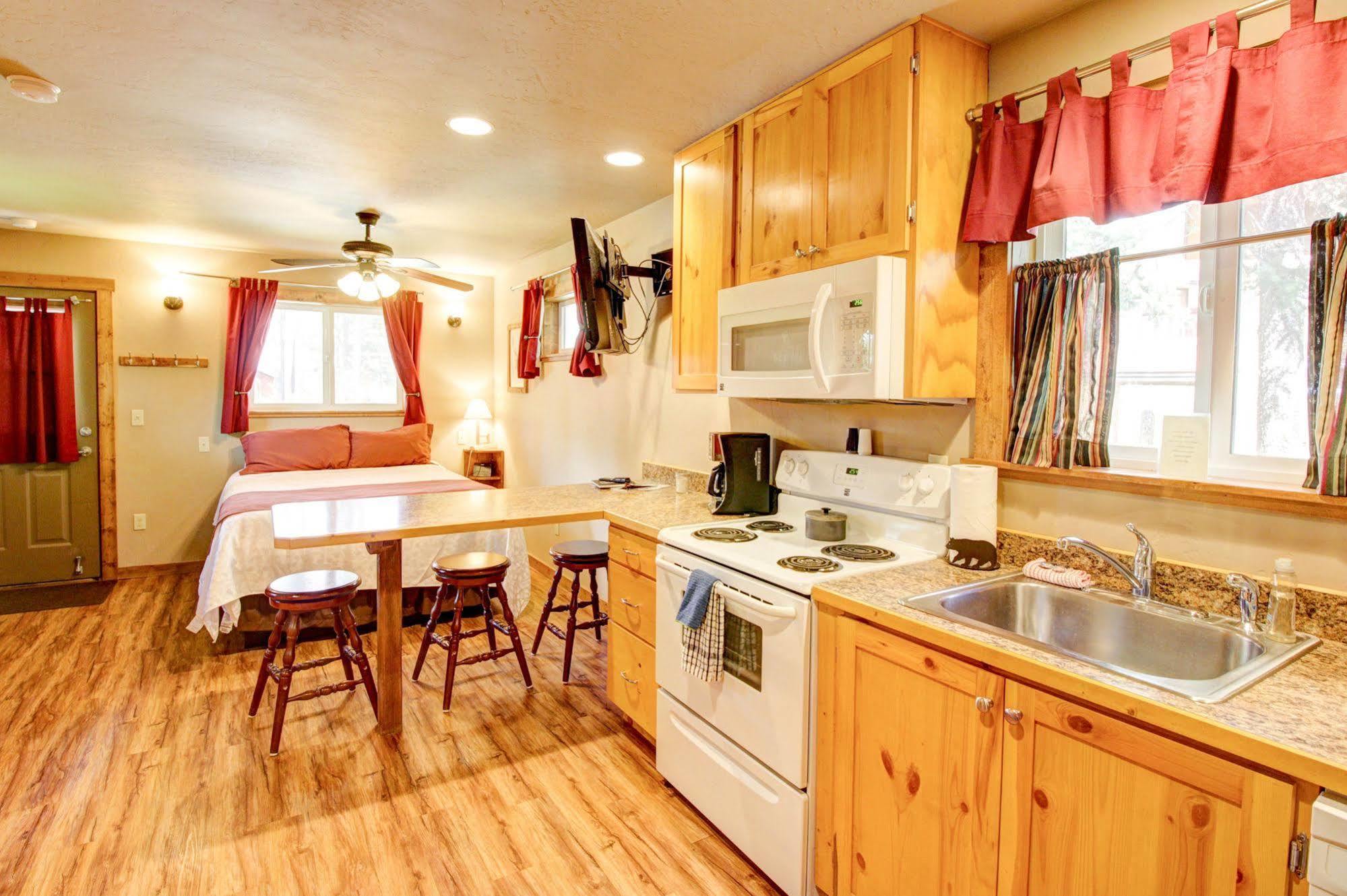 Historic Tamarack Lodge Hungry Horse エクステリア 写真